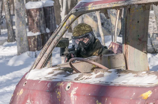 Un uomo con un pennarello di paintball è giocato sul campo — Foto Stock