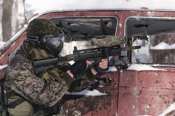 Un uomo con un pennarello di paintball è giocato sul campo — Foto Stock