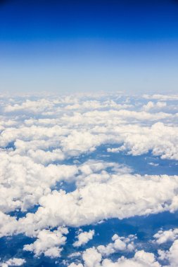 Mavi gökyüzü ve beyaz bulutlar