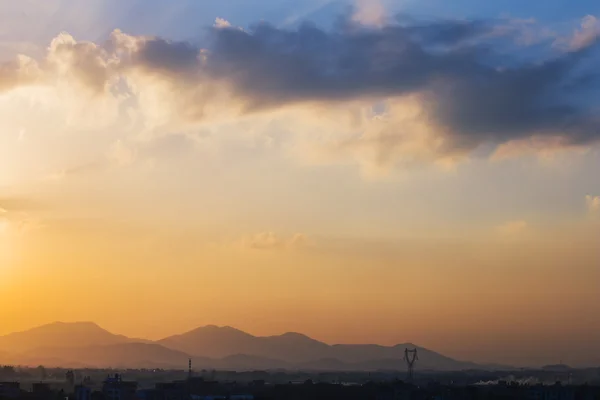 Gece karanlığında, güzel günbatımı gökyüzü