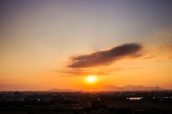 Gece karanlığında, güzel günbatımı gökyüzü