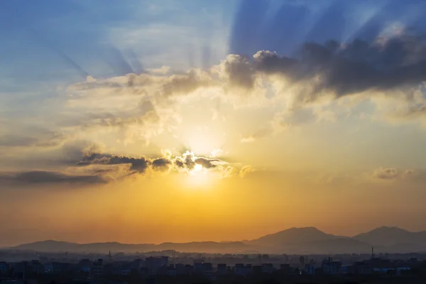 Gece karanlığında, güzel günbatımı gökyüzü