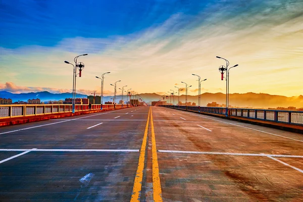 Sunrise deniz Köprü çapraz