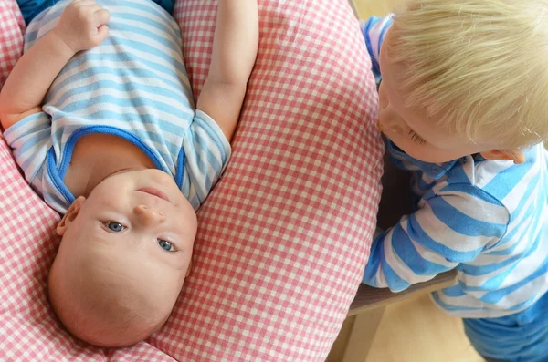 Niño Está Mirando Hermano Recién Nacido Acostado Almohada Niño Concepto — Foto de Stock