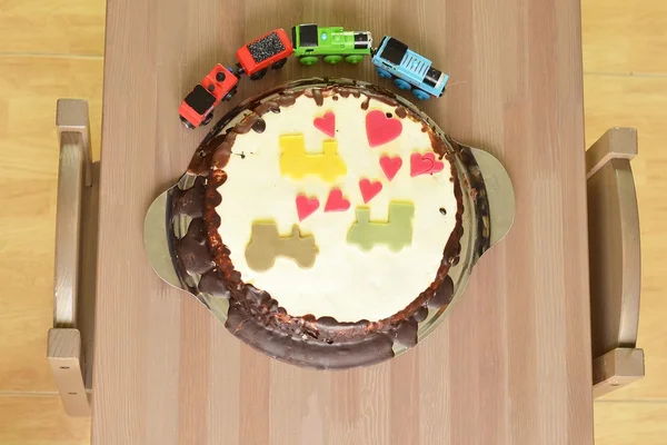 Barn Födelsedagstårta Med Lok Den Dekorerad Med Lok Och Traktorer — Stockfoto