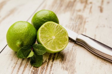 Ahşap masa lambası limon ve nane yaprağı