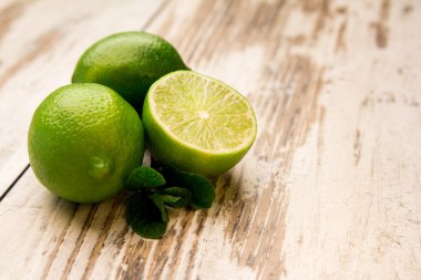 Bir tablo kireç ve nane yaprağı