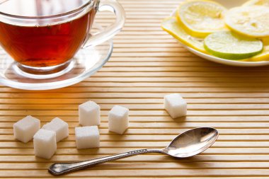 Siyah çay bir fincan, kesme şeker ve limon