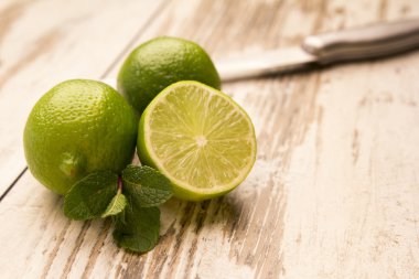 Limon ve nane üzerinde ahşap masa lambası vardır.