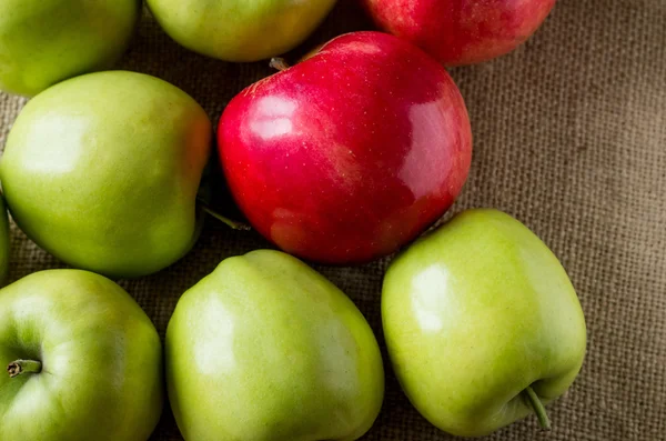 Le mele sono sul tavolo, sacco coperto — Foto Stock