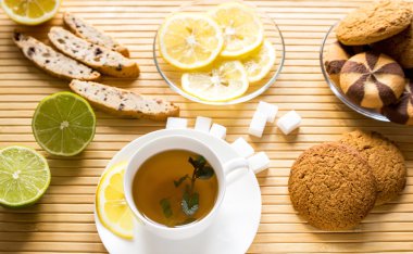 Yeşil çay nane, kurabiye, kireç ve limon ile