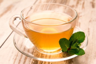 Yeşil çay bir fincan ve nane