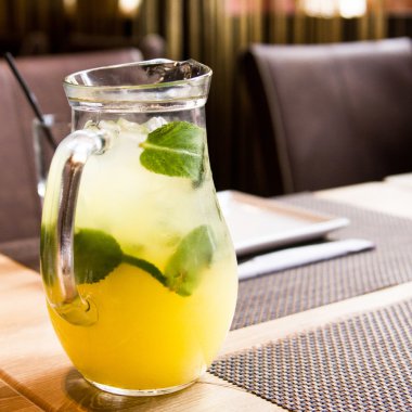 Sürahi masanın üzerinde serinletici bir içecek