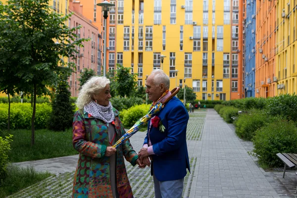 Элегантно одетая пожилая пара разговаривает на открытом воздухе — стоковое фото
