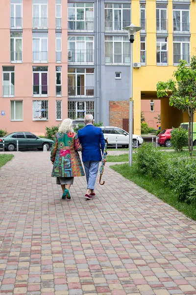 Elegante coppia di anziani a piedi all'aperto — Foto Stock