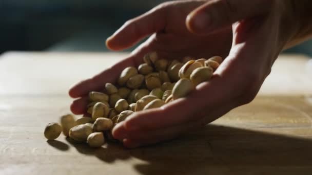 Pistachenoten in extreme slowmotion Italiaanse kruiden kruiden — Stockvideo