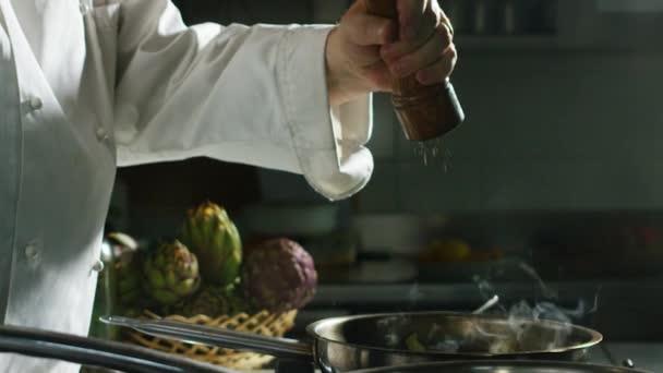 Chef italiano che lascia cadere pepe in estremo rallentamento erbe aromatiche italiane — Video Stock