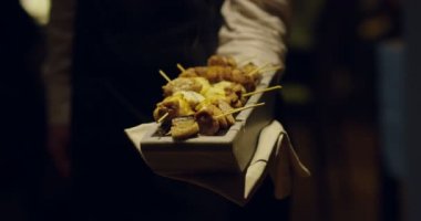 weiter göstermek onun plaka karanlık Restoran ortam slowmotion