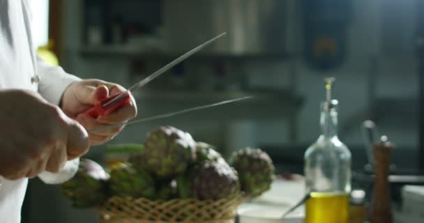 Итальянский шеф-повар, использующий ножи в очень медленном темпе — стоковое видео
