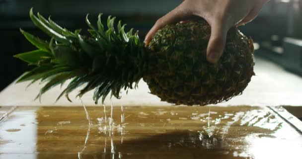 Ruce ukazují čerstvý ananas v slowmotion — Stock video