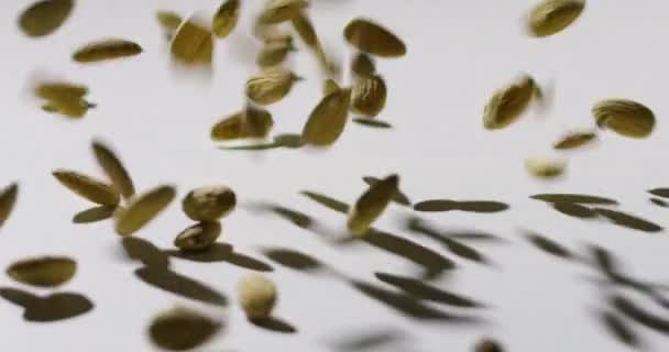 Almendras que caen en una cámara lenta de mesa — Vídeos de Stock