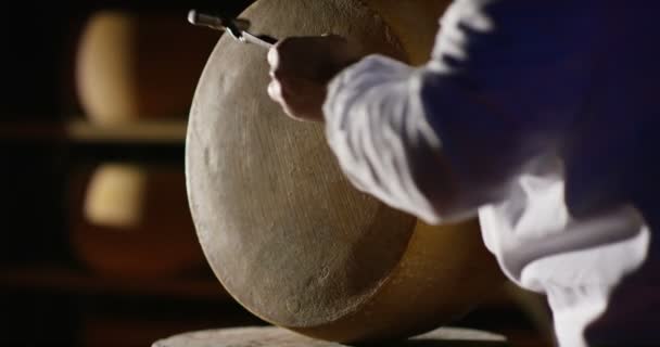 Oude traditie kaas controleren voor Italiaanse Parmezaanse kaas in parma slowmotion — Stockvideo