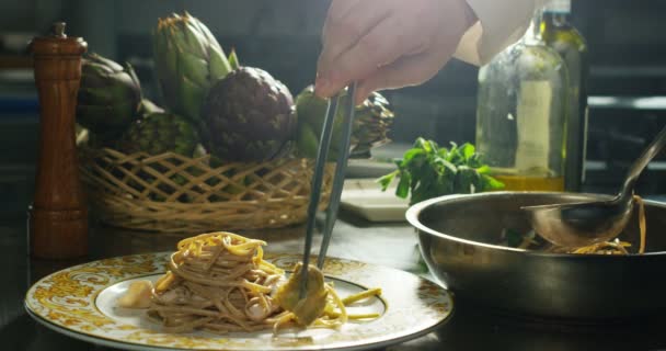 Chef finire il suo piatto di pasta perfetto molto professionale al rallentatore — Video Stock