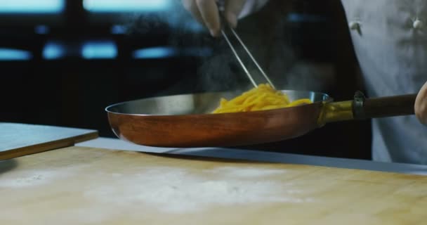 Cocinero cocinar pasta italiana perfecta en cámara lenta — Vídeos de Stock