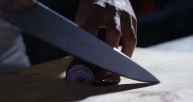 Şef soğan ağır çekimde romantik kesmek