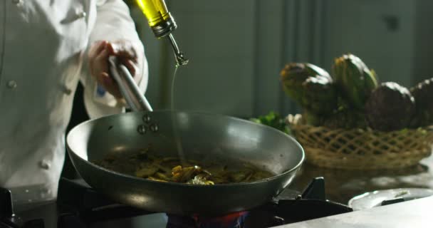 Cuisinier cuisinier dans la cuisine professionnelle au ralenti romantique — Video