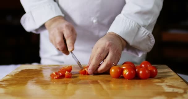 Italiano chef cortar tomates en romántico slow motion — Vídeos de Stock