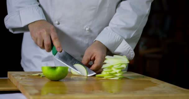Chef italiano cortar manzanas en cámara lenta romántica — Vídeos de Stock