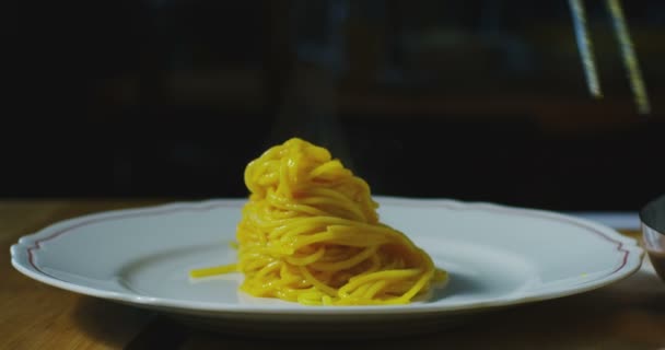 Parmesan falling down in a pasta plate very professional in slowmotion — Stock Video