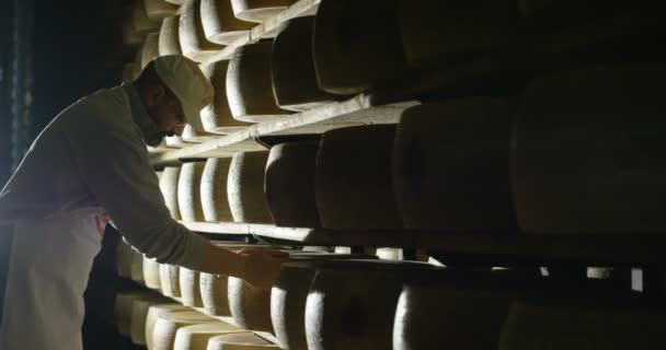 Buen hombre comprobar queso parmesano vieja tradición italiano slow motion — Vídeos de Stock