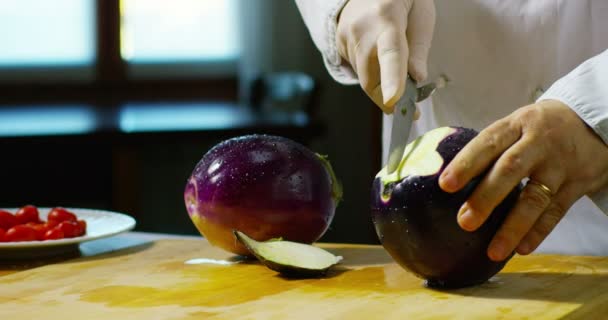 Chef-kok gesneden aubergine slowmotion — Stockvideo