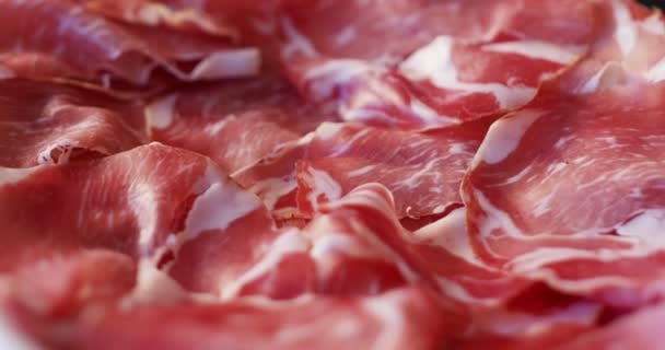 Jamón italiano girar en un plato de color muy tradicional y genuino — Vídeos de Stock