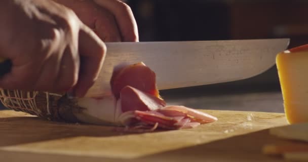 Italiano coppa jamón gourmet cortado en la vieja tradición slow motion — Vídeos de Stock