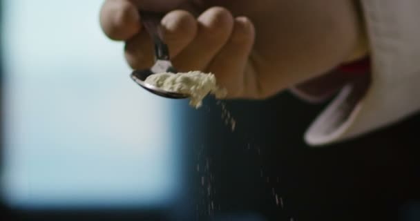 Colher agradável e delicadamente slow motion de farinha na mesa de madeira — Vídeo de Stock