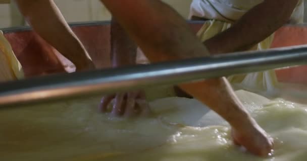 極端なスローモーションでロマンチックな雰囲気の中でイタリアのチーズ lavoration — ストック動画