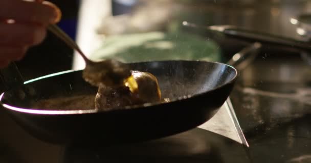 이탈리아어 부엌에서 등심 고기 요리에 요리사 극단적인 slowmotion에 그의 마술 쇼 — 비디오