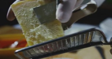 İtalyan mutfağında özel bir yemek üzerinde Şef Rendeleme Parmesan peyniri
