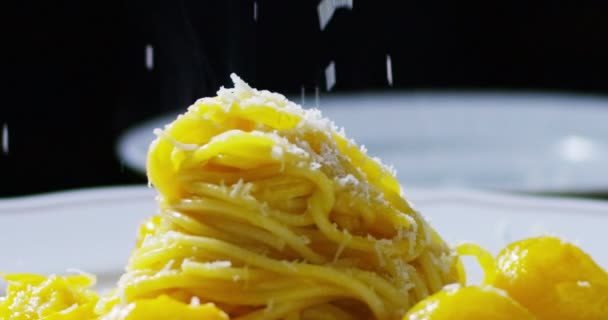 Close up of parmesan falling in super slowmotion oon italian beautiful pasta — Stockvideo