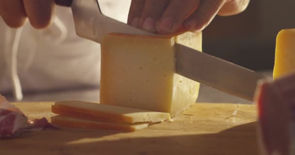Профессиональный повар вырезает итальянский сыр в супер медленном темпе — стоковое видео