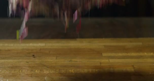 Красочные бобовые ростки куклы в итальянском деревянном столе в экстремальном замедлении — стоковое видео