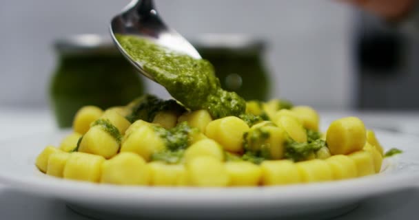 Aşırı yavaş hareket gnocchi ile İtalyan gıda pesto plaka — Stok video