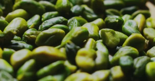 Pistachios fall down to a table in extreme slowmotion in a italian table on wood — Stok video