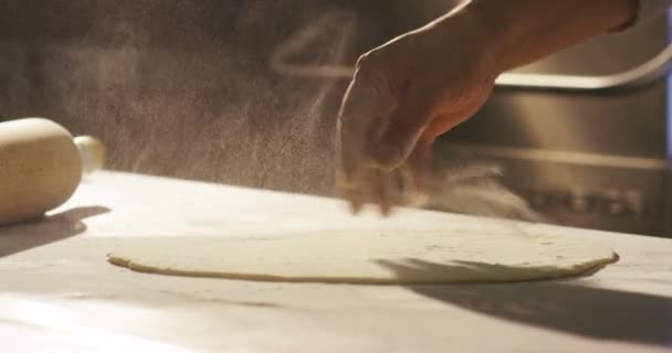 Mano del chef italiano hacer pasta para pizza o pasta de huevo fresco vieja tradición en extrema macro super cámara lenta — Vídeos de Stock