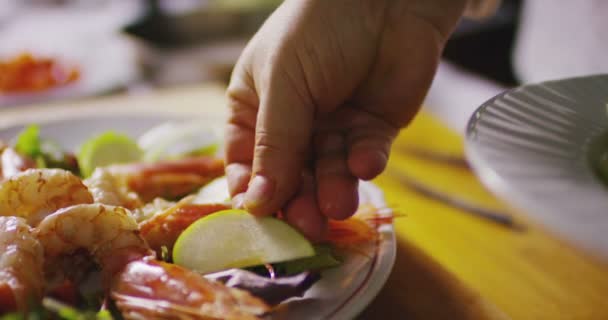 Un chef terminando su plato de camarones con receta dietética muy saludable en extrema cámara lenta — Vídeos de Stock