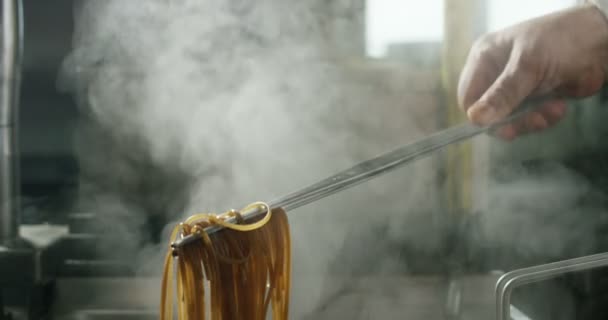 Very italian style old tradition food in extreme slow motion close up of a expert making tomato souce pasta bio — ストック動画