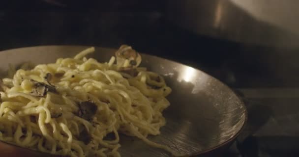 Alte italienische traditionelle Pasta wird von einem professionellen Koch in extremer Super-Zeitlupe in romantischer Atmosphäre verarbeitet — Stockvideo